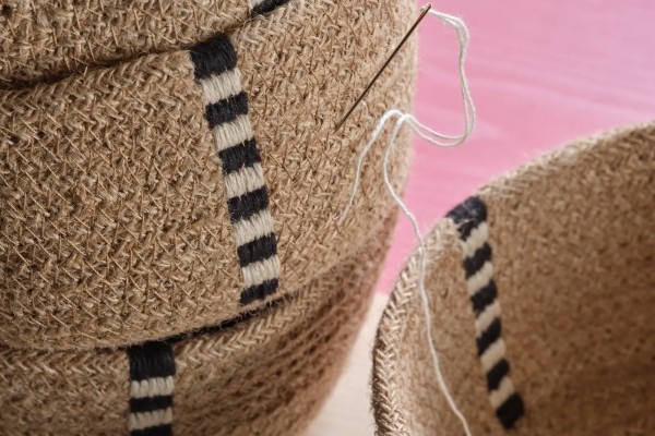 Manden van jute met borduursel