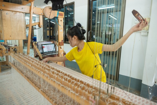 Handweaving for Soie de Lune