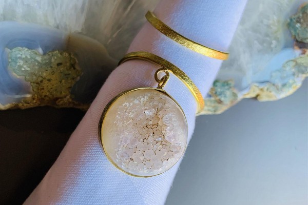 Napkin ring with druzy stone