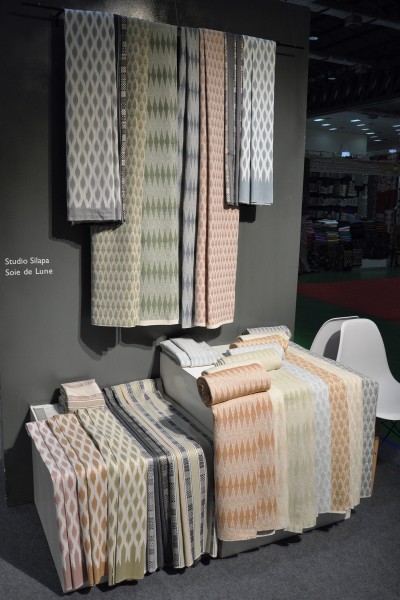 Showcasing curtain textiles